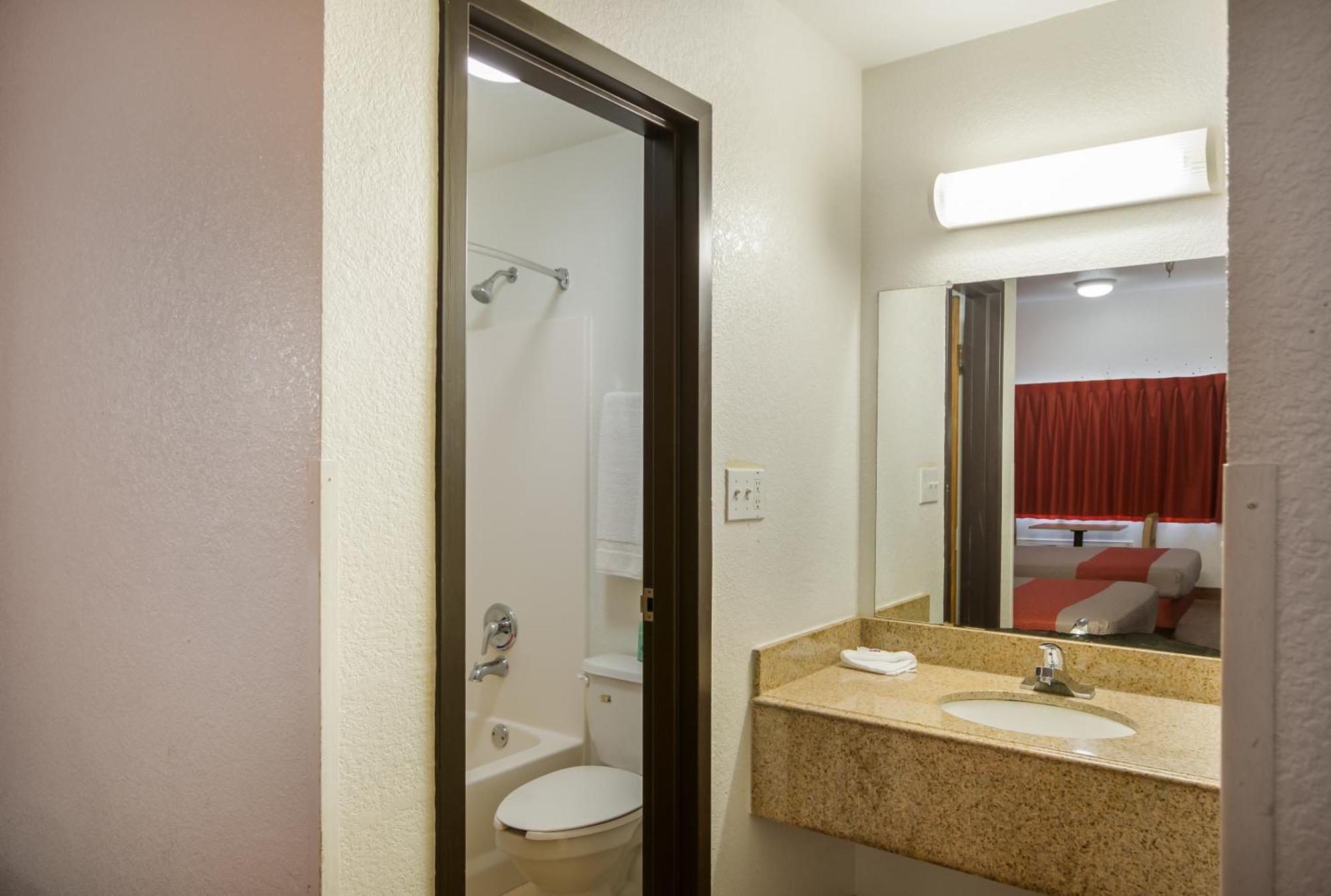 Americas Best Value Inn & Suites Хамбл Экстерьер фото